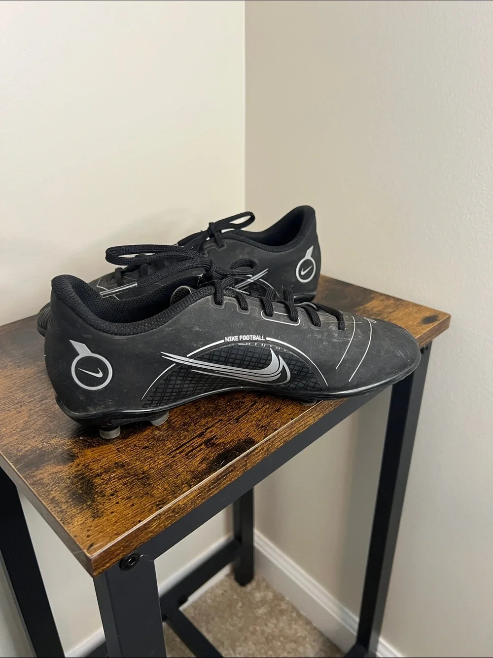 Nike sleek black